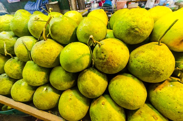 Fruta en el mostrador del mercado de frutas en la ciudad de Krabi Tailandia — Foto de Stock