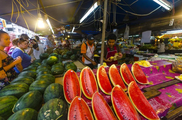 Фрукты на прилавках фруктового рынка в Таиланде — стоковое фото
