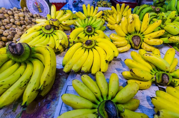 Fruit op de teller van de markt voor fruit in krabi town thailand — Stockfoto