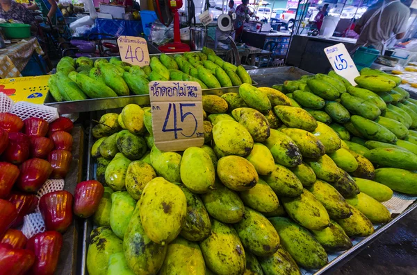 Frutas no balcão do mercado de frutas em Krabi Town Tailândia — Fotografia de Stock