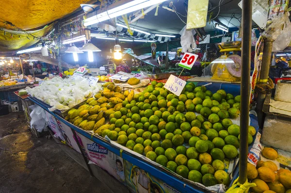 Frutta sul bancone del mercato della frutta a Krabi Town Thailandia — Foto Stock