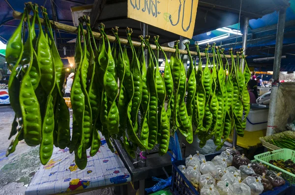 Fruta en el mostrador del mercado de frutas en la ciudad de Krabi Tailandia — Foto de Stock