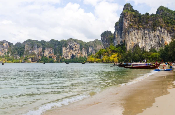 Βράχια στην ακτή της θάλασσας Ανταμάν. Ταϊλάνδη — Φωτογραφία Αρχείου