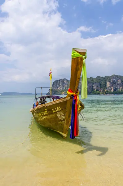 Traditionele Thaise boot in de zee — Stockfoto
