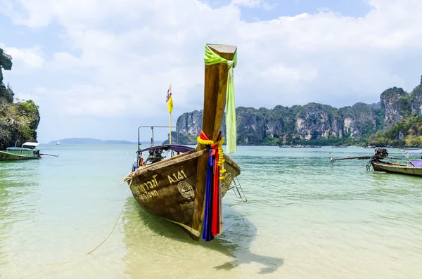 岸辺の伝統的なタイのボート — ストック写真