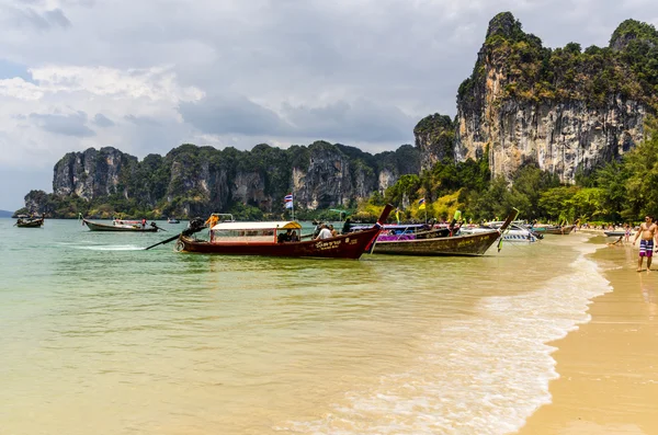 Traditionele Thaise boot op de oever — Stockfoto