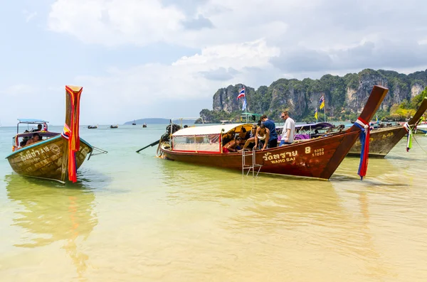 Traditionelles thailändisches Boot am Ufer — Stockfoto