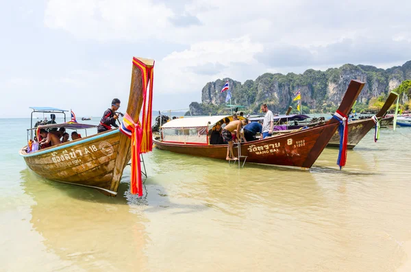 Traditionele Thaise boot in de zee — Stockfoto