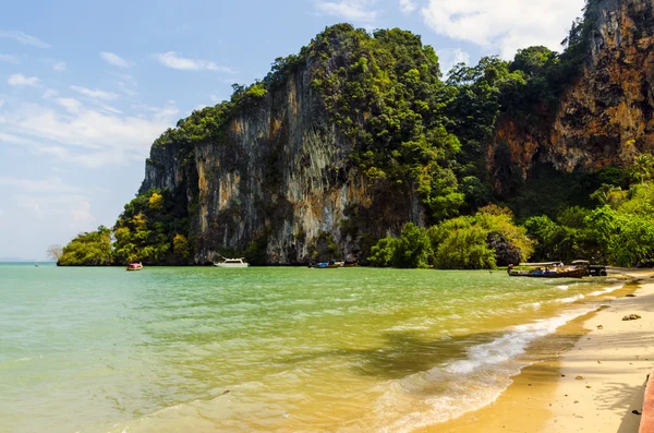 Kumsalda kişi, açılış tarihi yarımadanın railay Tayland — Stok fotoğraf