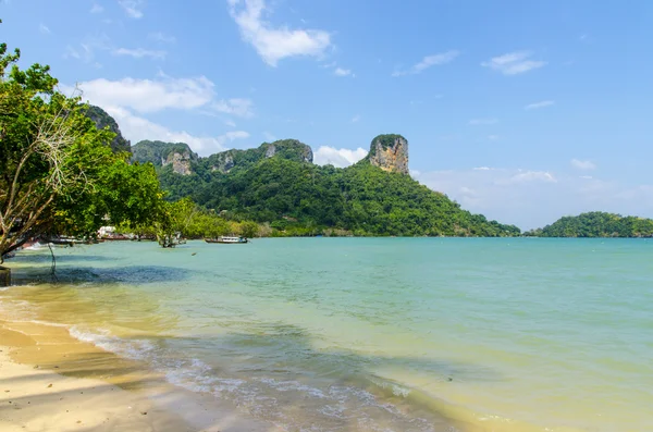 Písečná pláž na poloostrově railay Thajsko — Stock fotografie