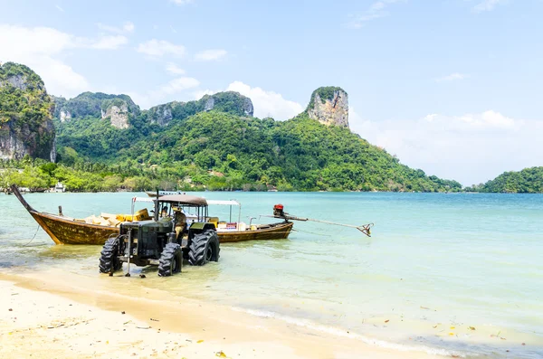 Tradicionális Thai hajóval rendelkezik a strandon — Stock Fotó