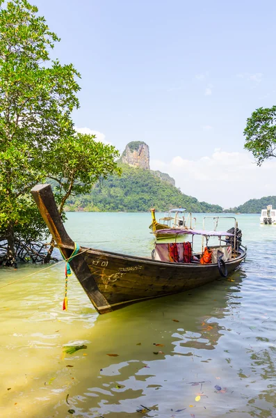 Traditionele Thaise boot op het strand — Stockfoto