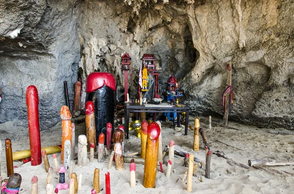Svatyně lingams falické uctívání v Thajsku jeskyně pranang — Stock fotografie