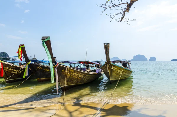 Tradiční thajské lodi na pláži — Stock fotografie