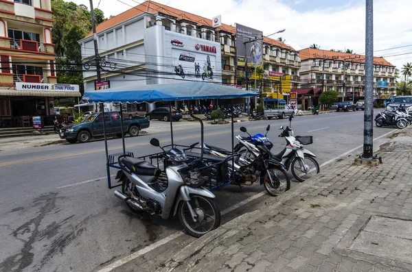 Gatorna kaféer och butiker i staden ao nang thailand — Stockfoto