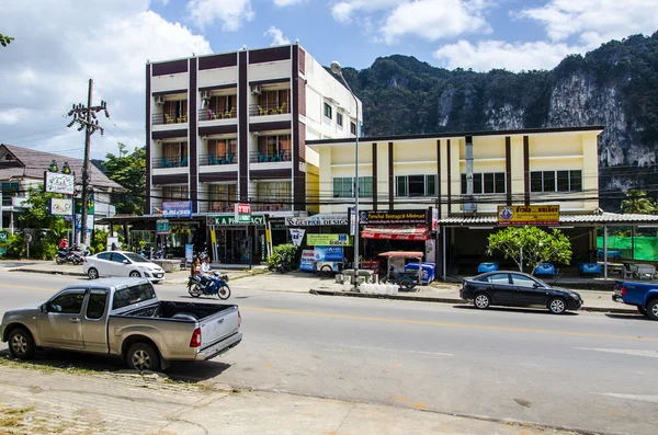 Calles cafés y tiendas en la ciudad de Ao Nang Tailandia —  Fotos de Stock