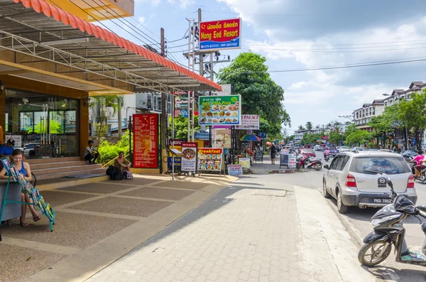 Gatorna kaféer och butiker i staden ao nang thailand — Stockfoto