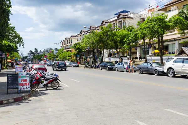 Gatorna kaféer och butiker i staden ao nang thailand — Stockfoto