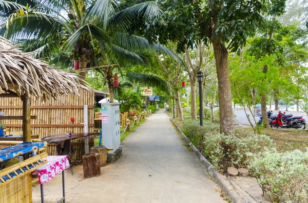 Straat cafes en winkels in de stad van ao nang thailand — Stockfoto