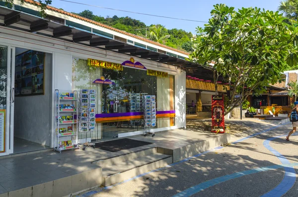 Caffè e negozi di souvenir per turisti a Krabi. Tailandia — Foto Stock