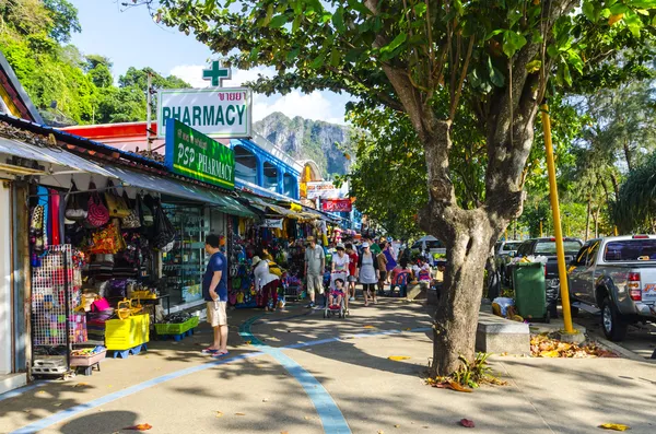 Kaféer och souvenirbutiker för turister i krabi. Thailand — Stockfoto