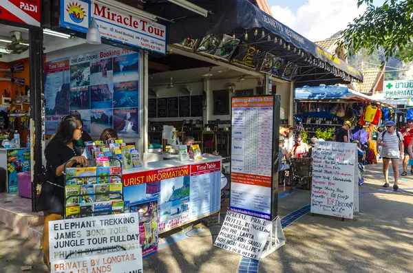 Kaféer och souvenirbutiker för turister i krabi. Thailand — Stockfoto