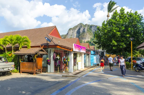 Calles cafés y tiendas en la ciudad de Ao Nang Tailandia —  Fotos de Stock