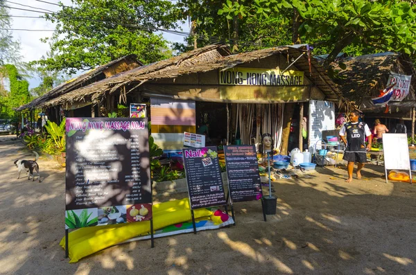 Cafés y tiendas de souvenirs para turistas en Krabi. Tailandia — Foto de Stock