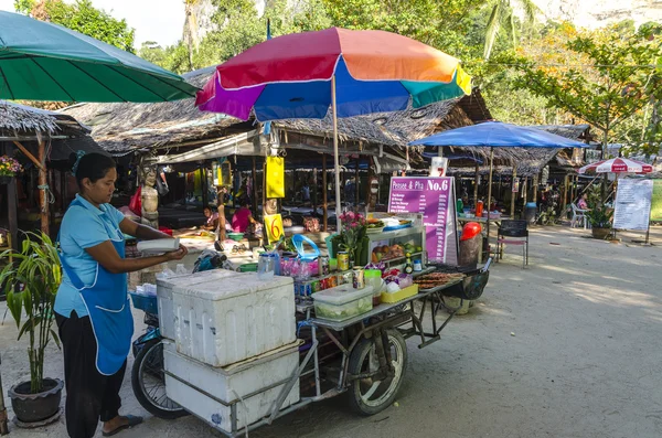 Cafés en souvenirwinkels voor toeristen in krabi. Thailand — Stockfoto
