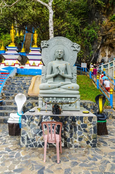 Eine Statue in einem buddhistischen Kloster in der thailändischen Tigerhöhle — Stockfoto