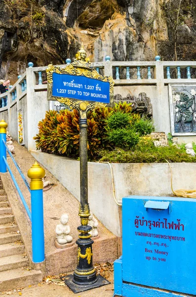 Escaliers vers la colline dans les grottes du monastère buddistskolm tigre, Krabi, Thaïlande — Photo