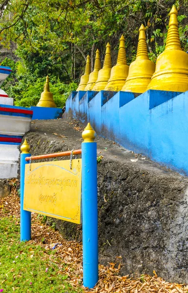 Escadas para a colina no mosteiro cavernas buddistskolm tigre, Krabi, Tailândia — Fotografia de Stock