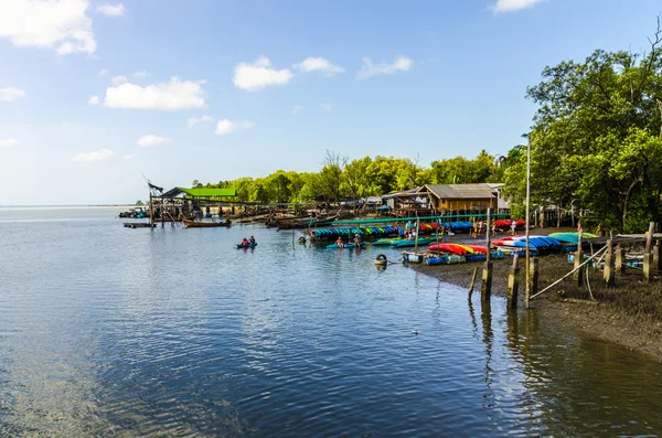 Pier met boten in de Thaise vissersdorp — Stockfoto
