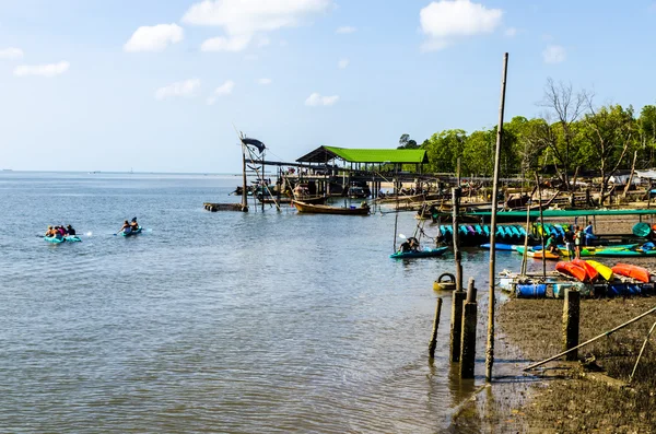 用小船在泰国渔村码头 — 图库照片