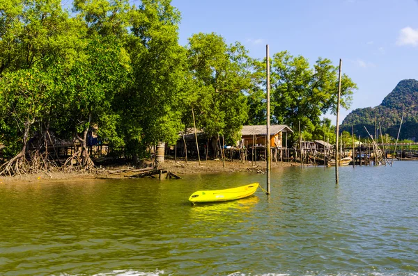 Pier met boten in de Thaise vissersdorp — Stockfoto