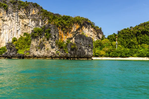 Pobřežní útesy a pláže na ostrově koh chang v Thajsku — Stock fotografie