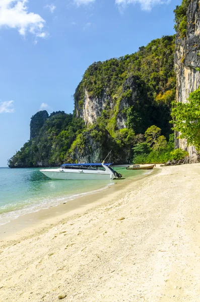 Falaises côtières et la plage sur l'île de Koh Chang en Thaïlande — Photo