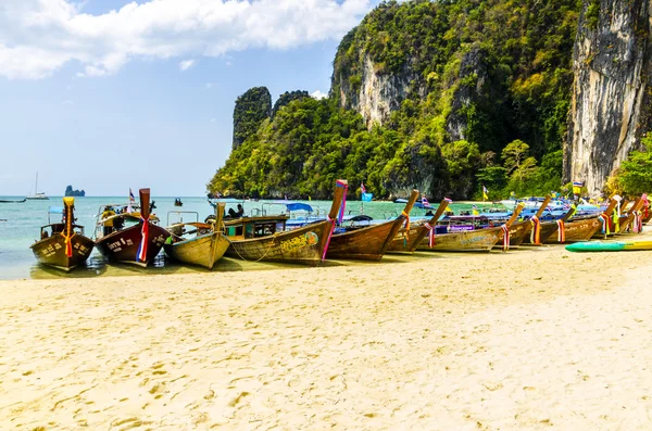 Coastal cliffs and the beach on the island of Koh Chang in Thailand — Stock Photo, Image