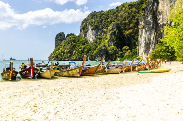 Acantilados costeros y la playa en la isla de Koh Chang en Tailandia — Foto de Stock