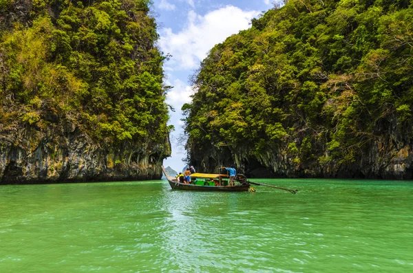 Pobřežní útesy a pláže na ostrově koh chang v Thajsku — Stock fotografie