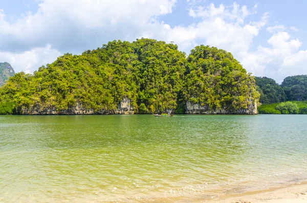 Rochers sur la rive de la mer d'Andaman. Thaïlande — Photo