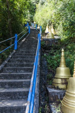Tayland Budist manastırda dağda giden merdivenler