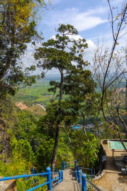 Tayland alanların görünümünü ve dağlarında dağ Manastırı krabi mağara kaplan