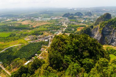 Tayland alanların görünümünü ve dağlarında dağ Manastırı krabi mağara kaplan