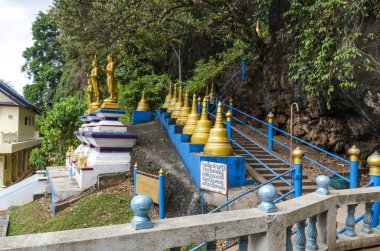Tayland Budist manastırda dağda giden merdivenler