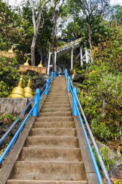 Trappor som leder till berget i ett buddhistiskt kloster i thailand — Stockfoto