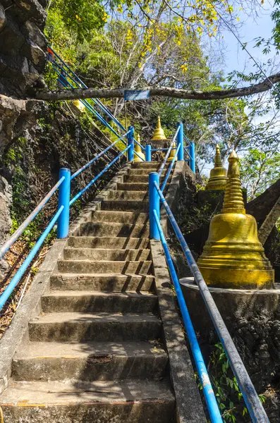 Stairs leading to the mountain in a Buddhist monastery in Thailand — Stock Photo, Image