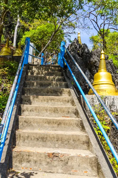 Escadas que levam à montanha em um mosteiro budista na Tailândia — Fotografia de Stock
