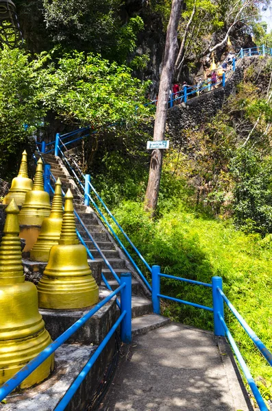 Escadas para a montanha para o mosteiro da província de Krabi tigre caverna, Tailândia — Fotografia de Stock