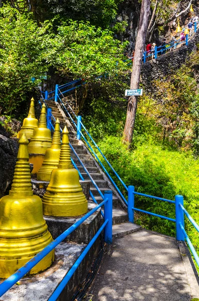 Escadas que levam à montanha em um mosteiro budista na Tailândia — Fotografia de Stock